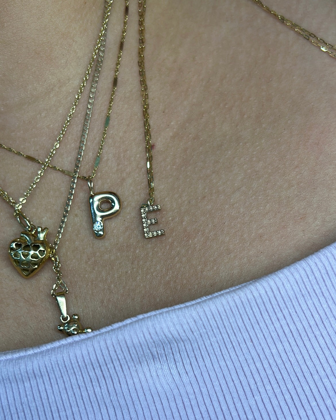 Dije inicial bubble diamante con cadena