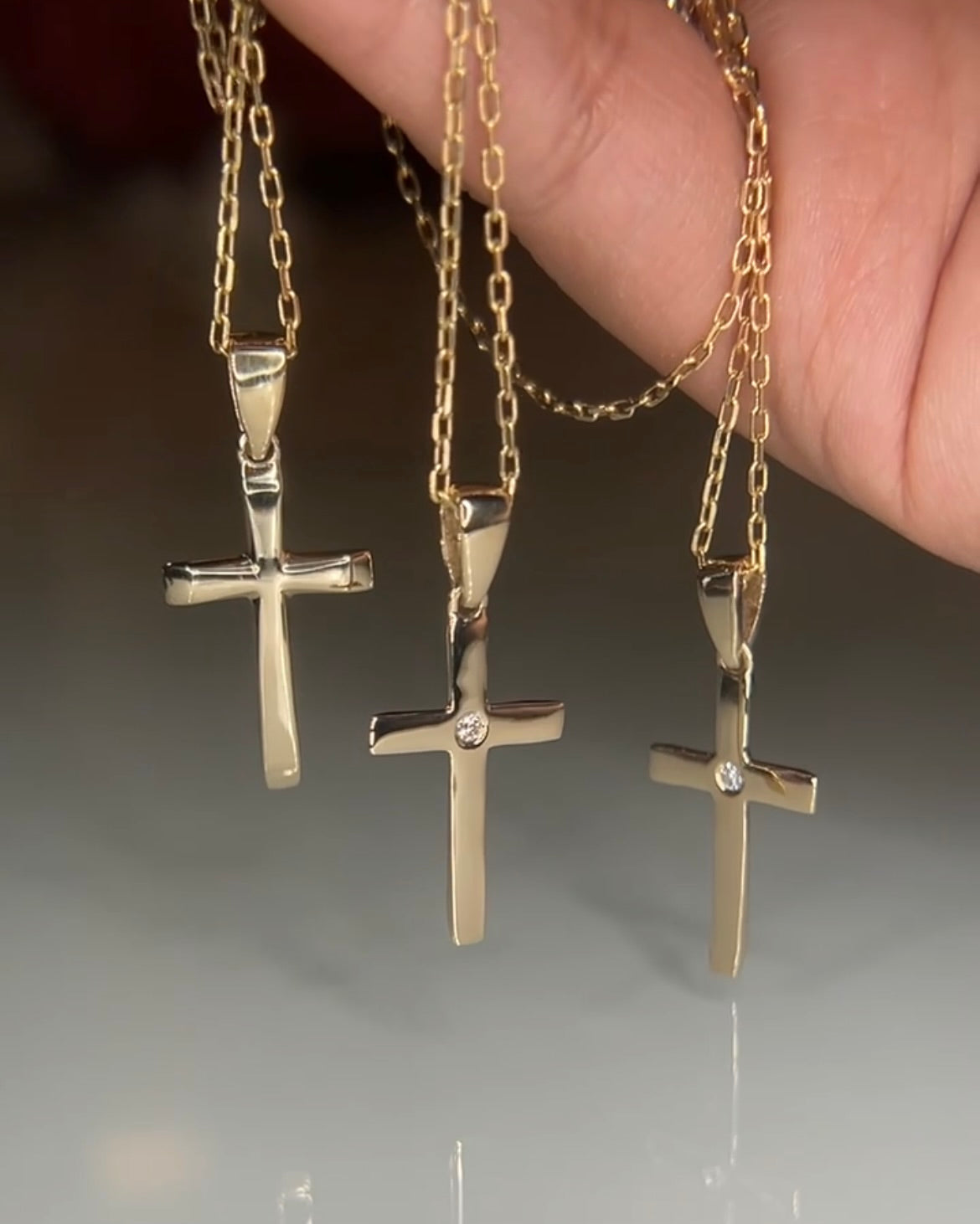 Dije cruz con diamante