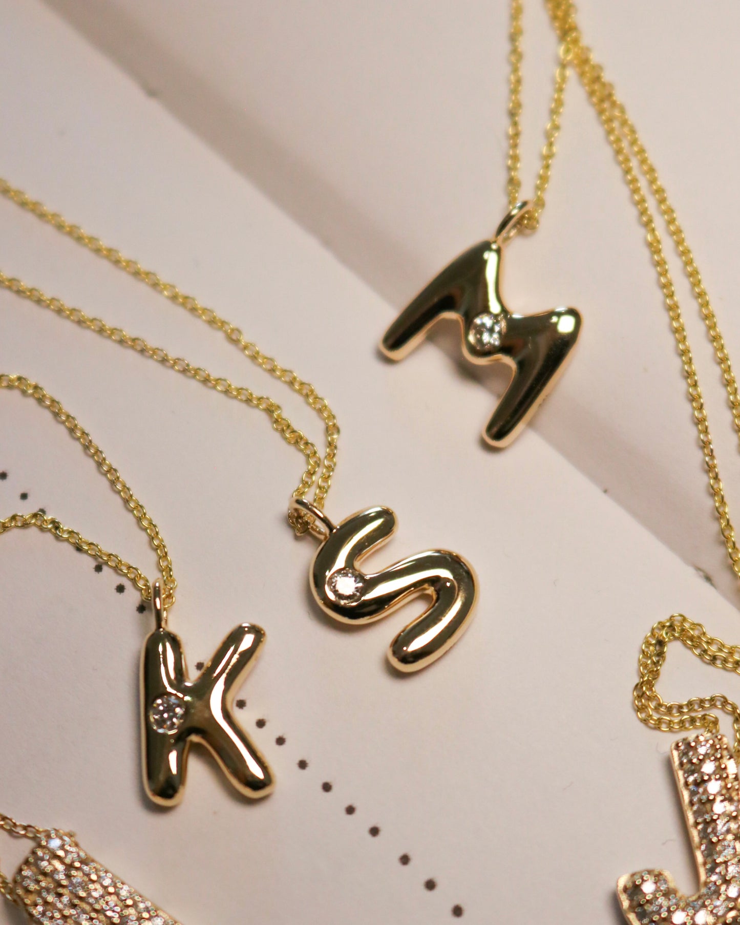 Dije inicial bubble diamante con cadena