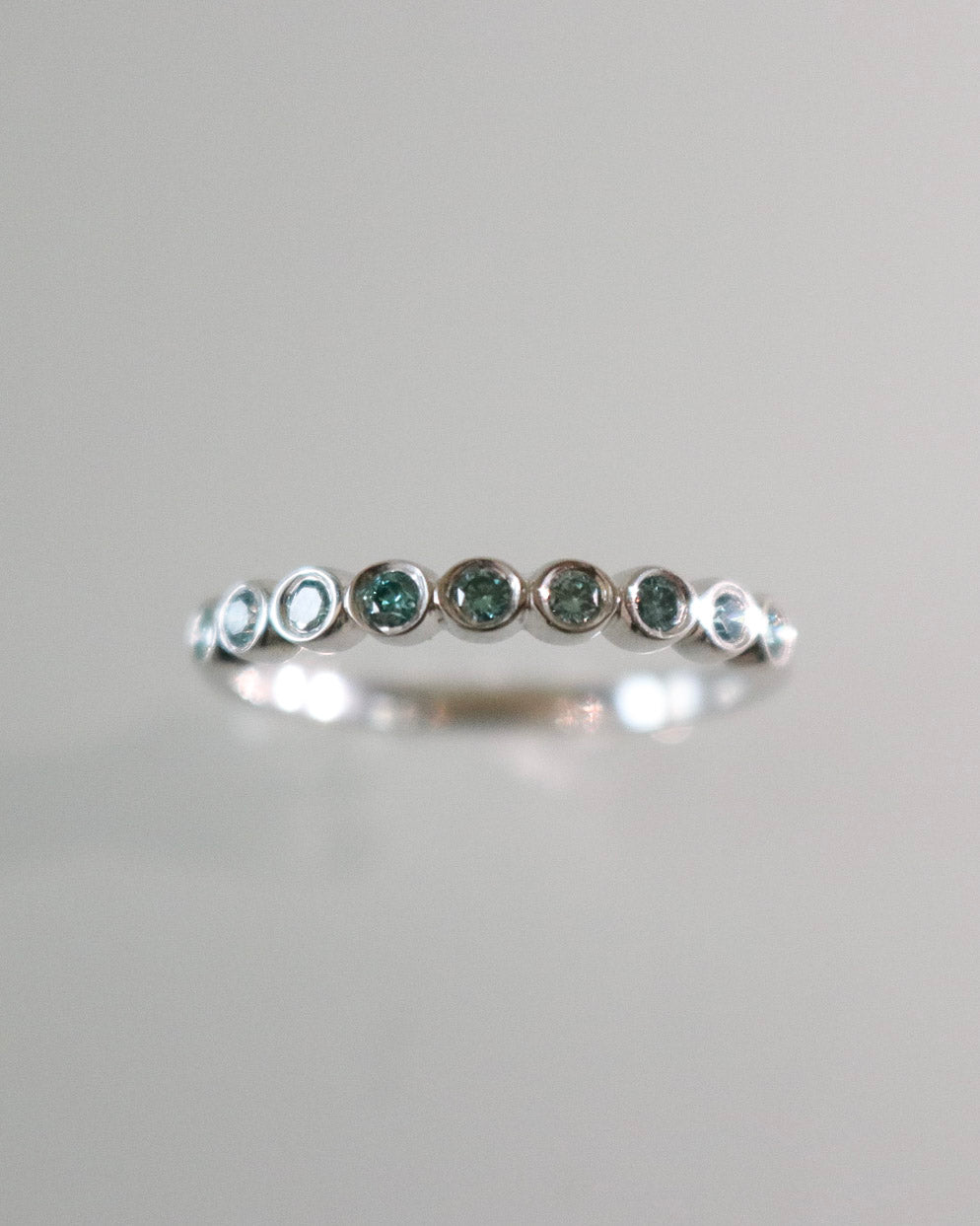 Anillo churumbela biselada diamantes azules