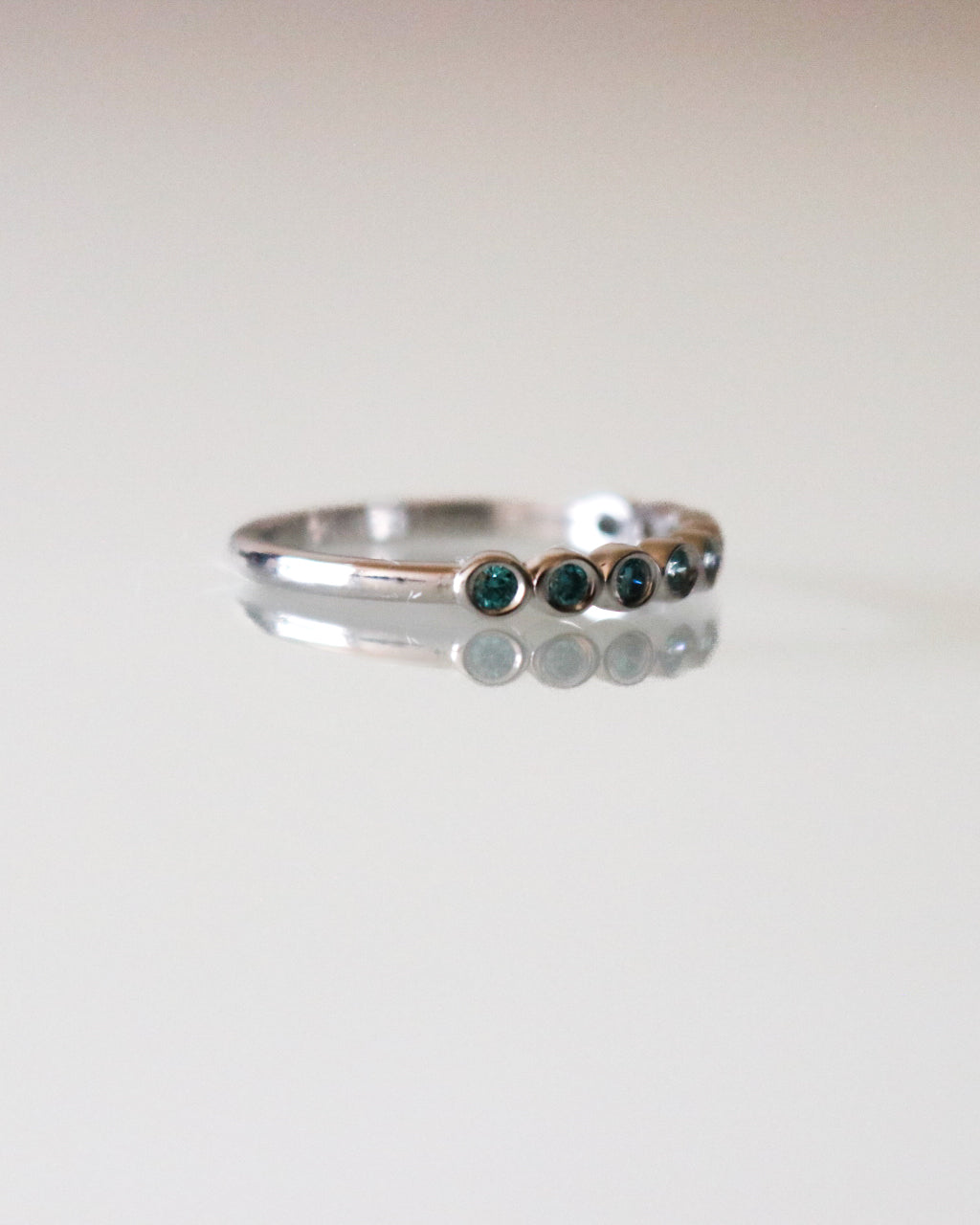 Anillo churumbela biselada diamantes azules