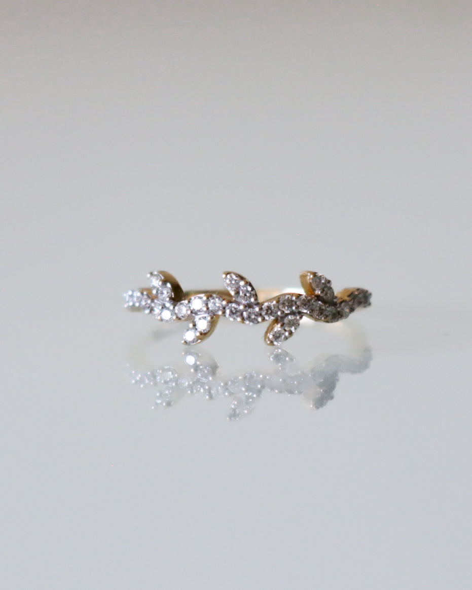 Anillo hojas, diamantes oro blanco