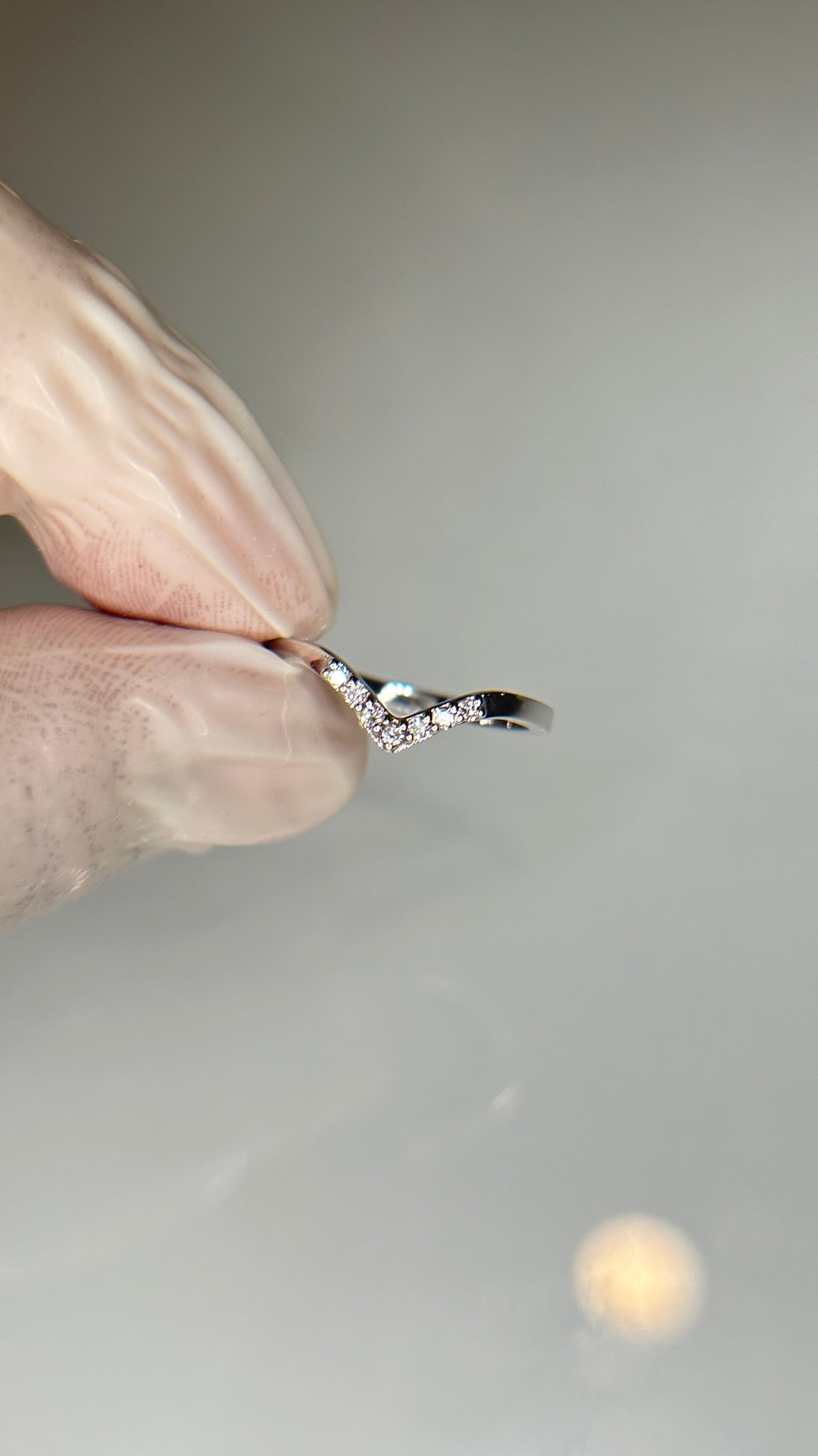 Anillo V con diamantes