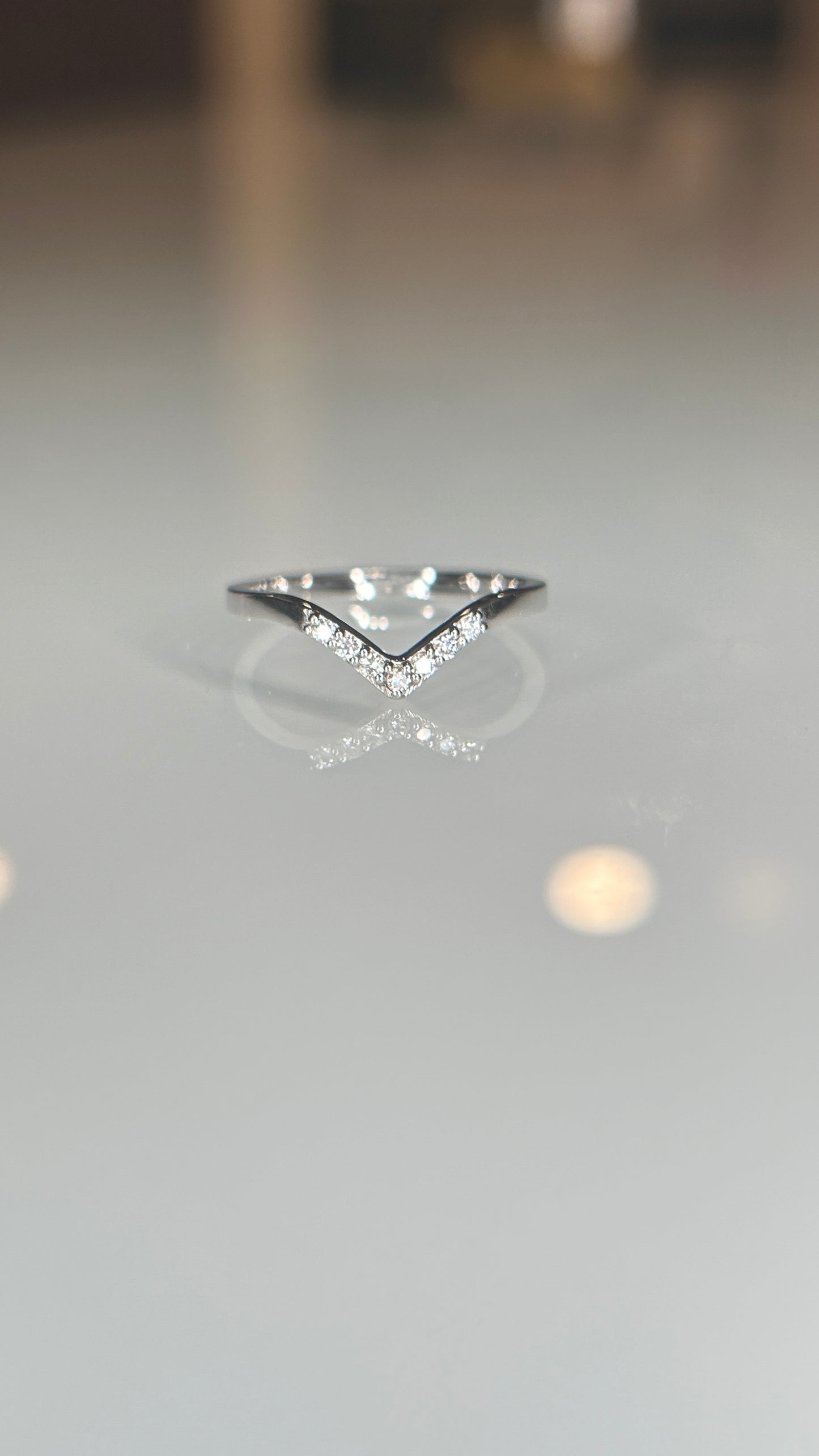 Anillo V con diamantes