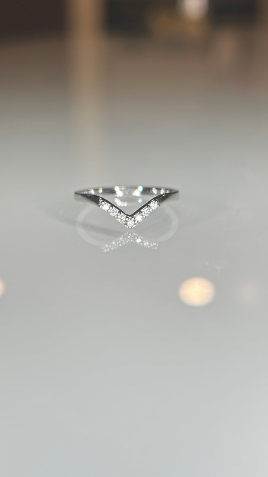 Anillo V con diamantes
