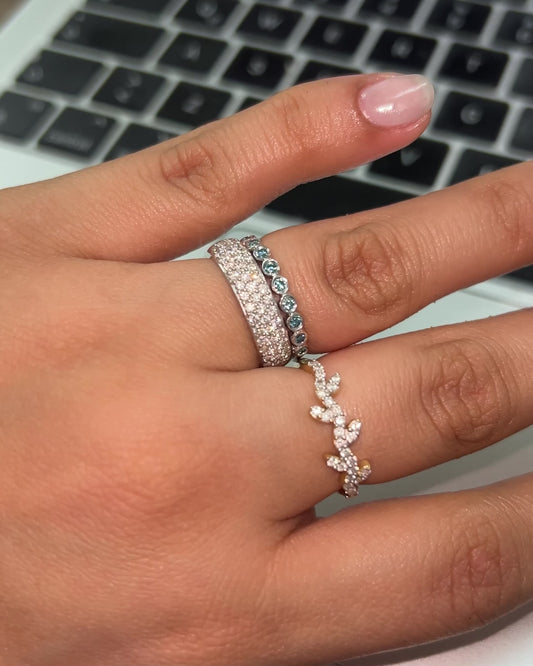 Anillo churumbela biselada diamantes azules